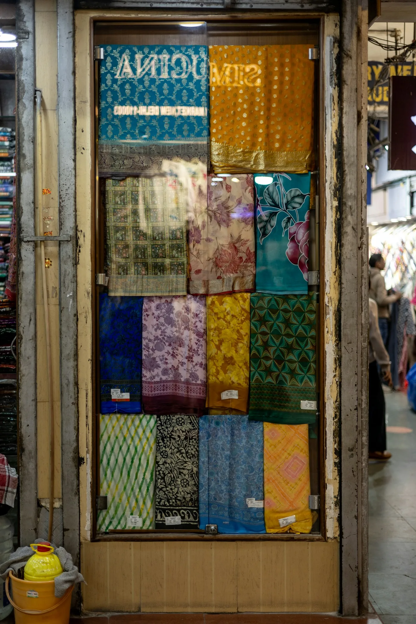Vitrine de tecidos coloridos num mercado indiano