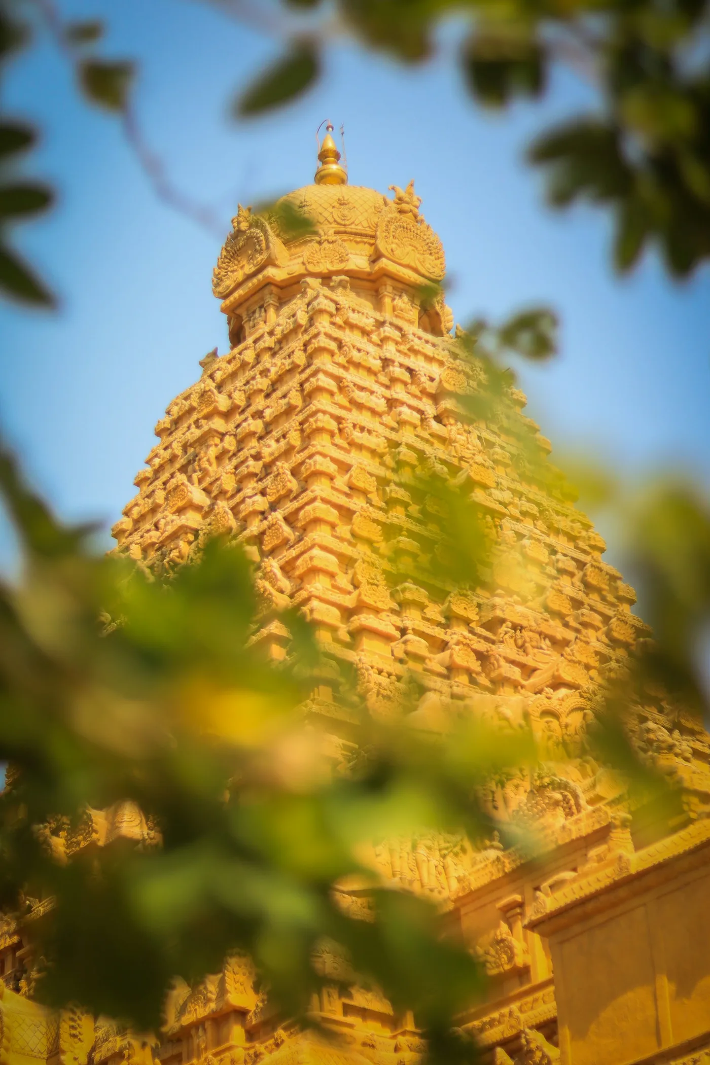Torre de um templo indiano (gopuram) contra o céu