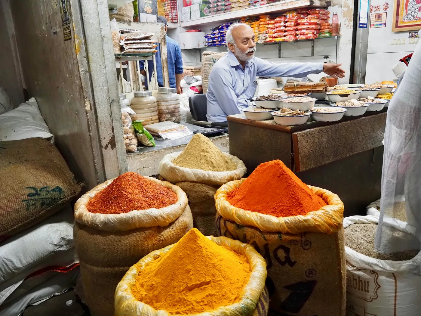 Especiarias coloridas à venda num mercado indiano