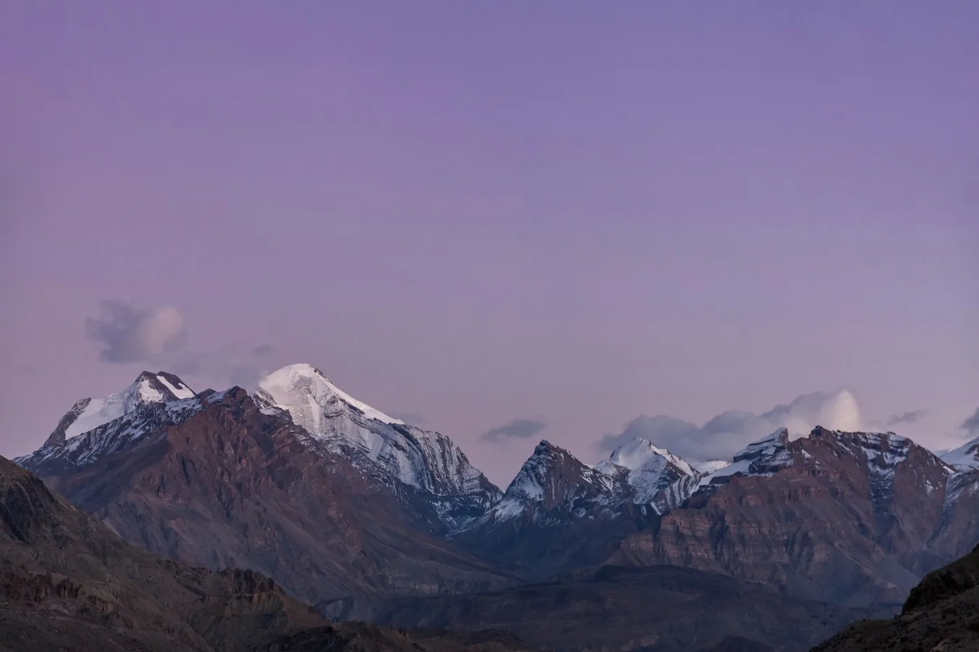 Cordilheira do Himalaia com picos nevados